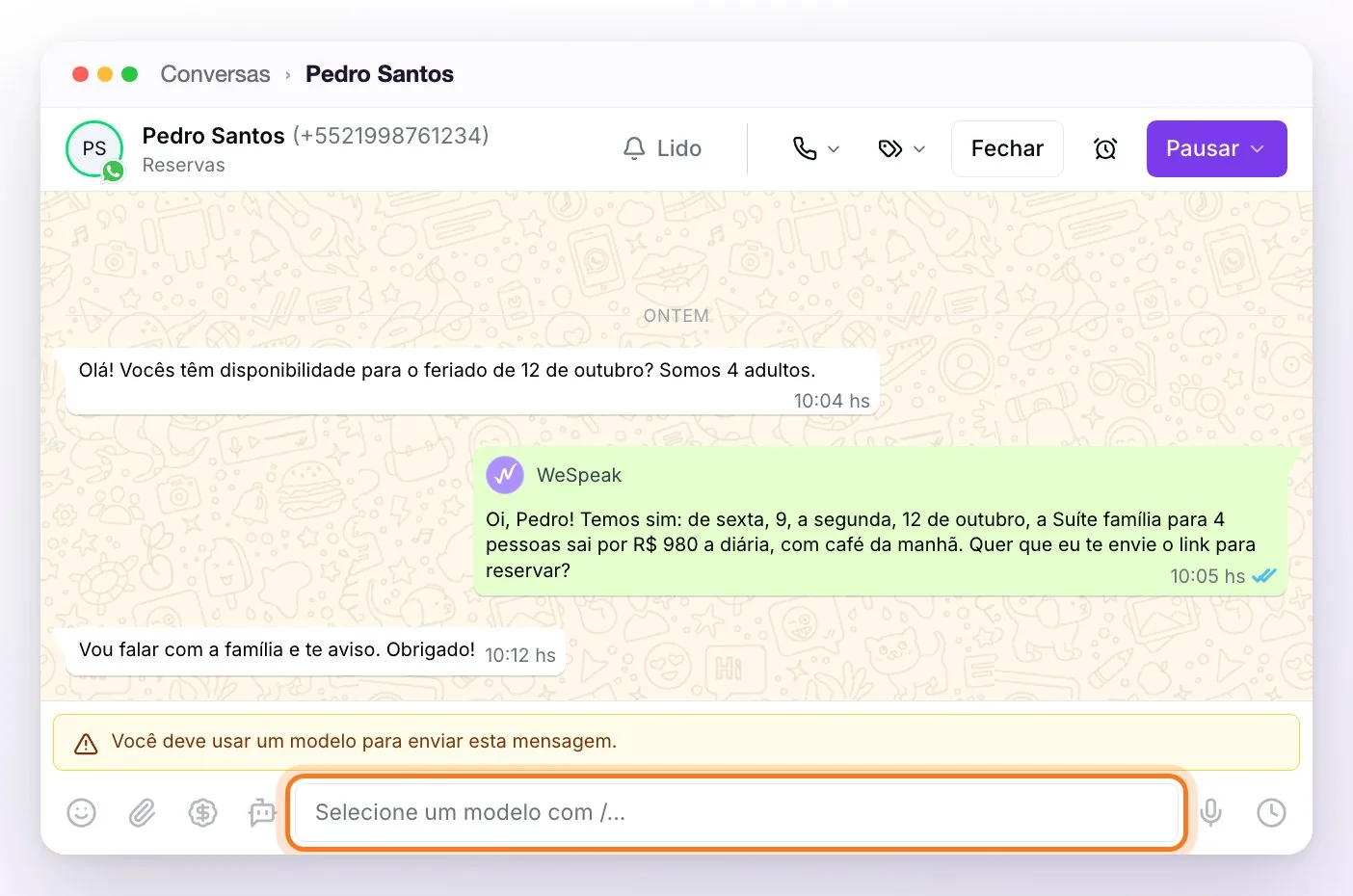 Uma conversa de WhatsApp API cuja última mensagem do hóspede é de ontem: acima da caixa de escrita aparece o aviso de que é preciso usar um modelo, a caixa diz Selecione um modelo com / e os botões de emoji, anexos e áudio estão desativados