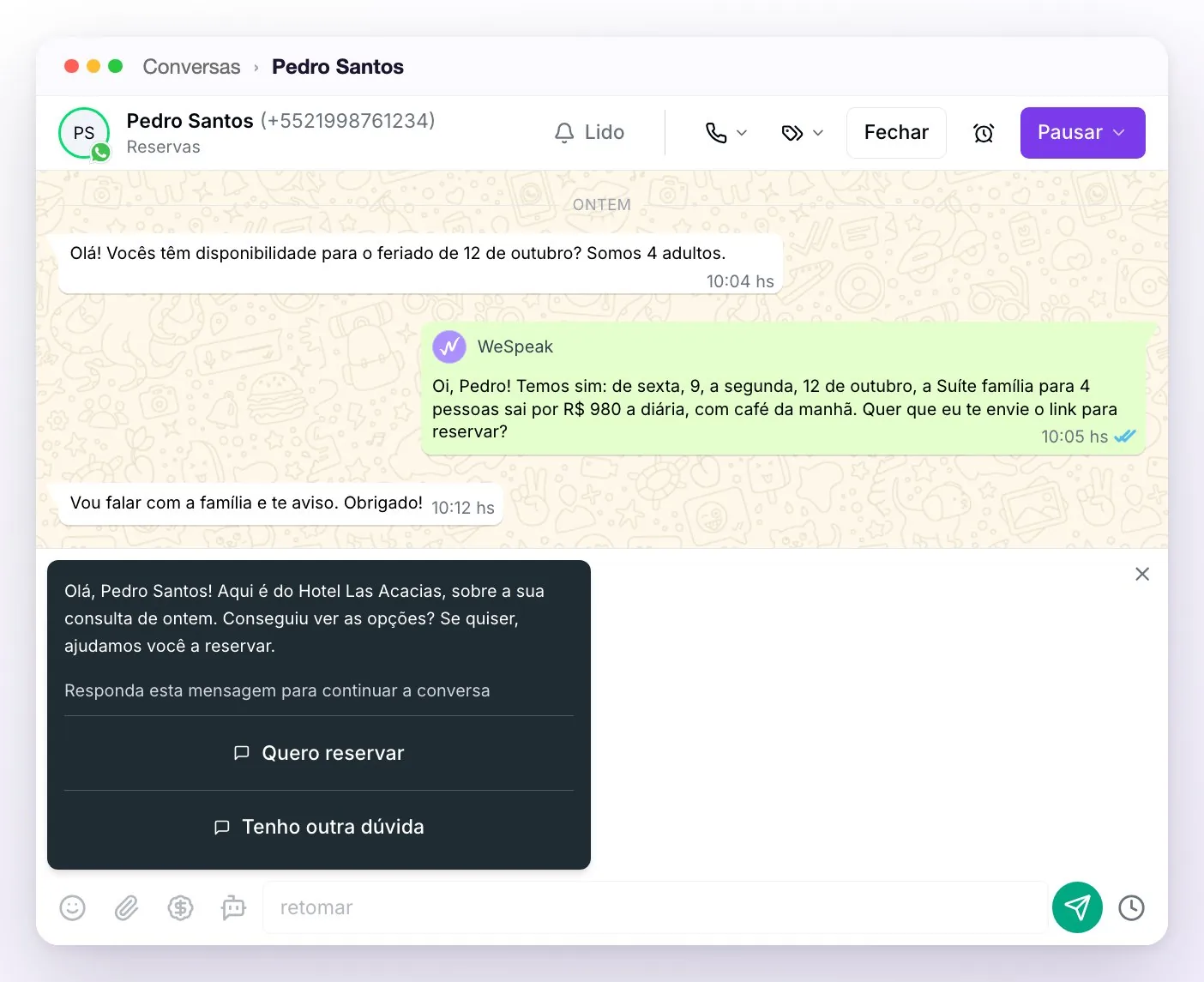 A prévia de um modelo aprovado acima da caixa de escrita, com o nome do hóspede no lugar de {{1}}, o rodapé, dois botões de resposta rápida, o ✕ para descartá-lo e o botão de enviar