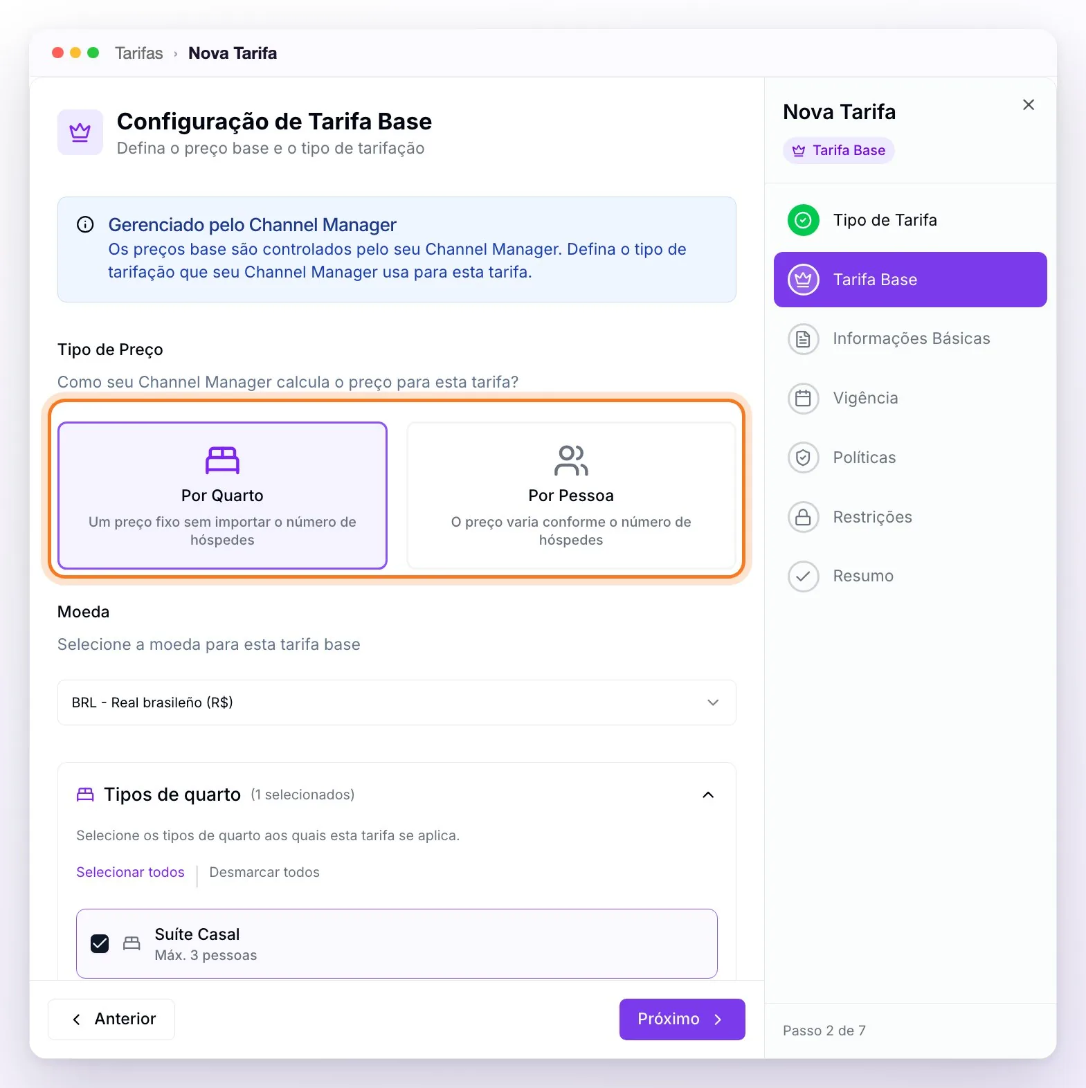 O passo Tarifa Base do assistente Nova Tarifa numa propriedade com Channel Manager: o aviso Gerenciado pelo Channel Manager, o Tipo de Preço com Por Quarto e Por Pessoa, a moeda e os tipos de quarto
