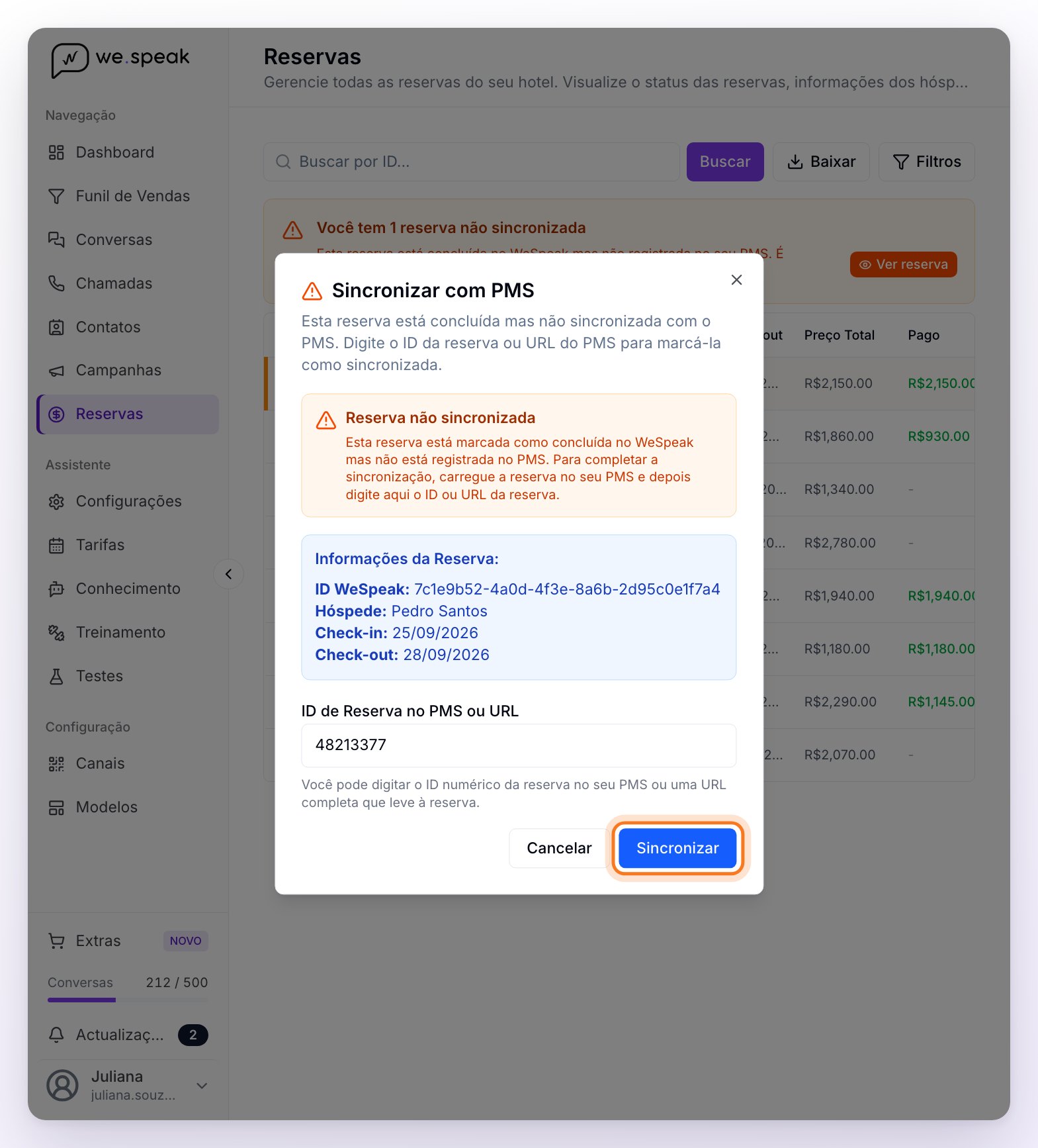 A seção Reservas com o aviso Você tem 1 reserva não sincronizada e, por cima, o diálogo Sincronizar com PMS com os dados da reserva, o número de reserva do PMS digitado e o botão Sincronizar