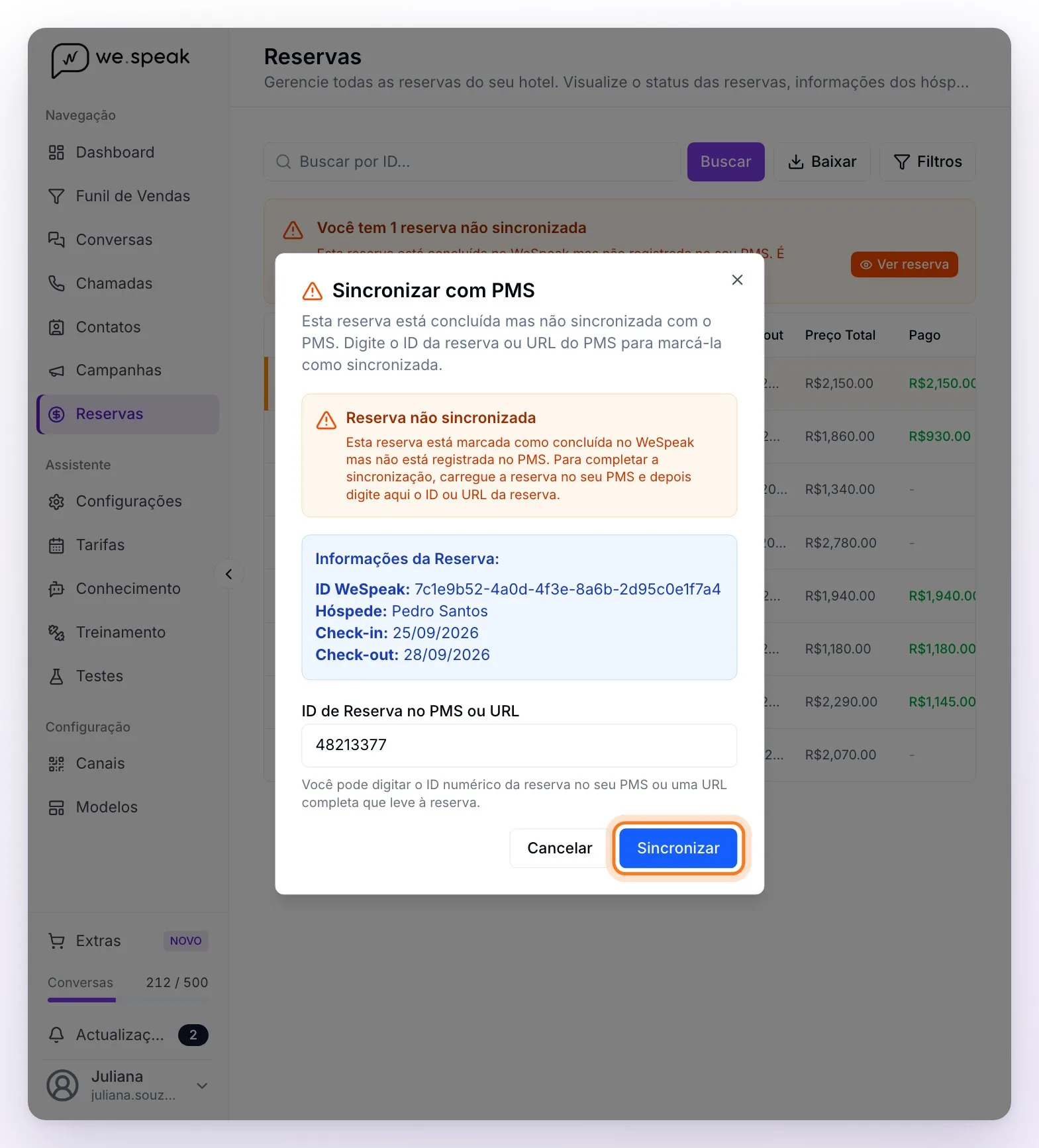A seção Reservas com o aviso Você tem 1 reserva não sincronizada e, por cima, o diálogo Sincronizar com PMS com os dados da reserva, o número de reserva do PMS digitado e o botão Sincronizar
