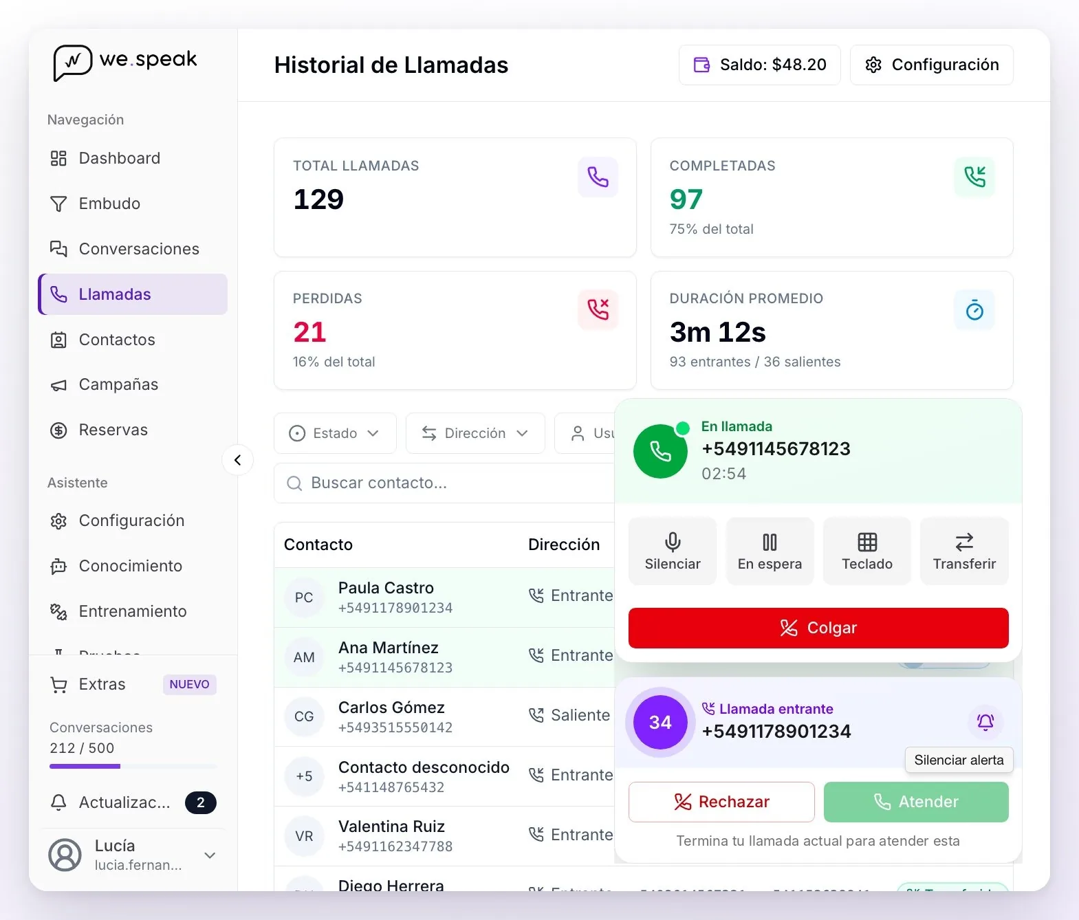 El softphone abajo a la derecha de la sección Llamadas: una llamada en curso con Silenciar, En espera, Teclado, Transferir y Colgar, y debajo una segunda llamada entrante con Atender deshabilitado y el aviso para terminar la llamada actual