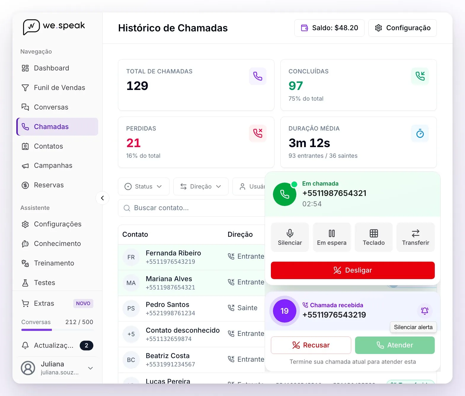 O softphone no canto inferior direito da seção Chamadas: uma chamada em andamento com os botões de silenciar, espera, teclado, transferir e desligar, e abaixo uma segunda chamada recebida com Atender desabilitado e o aviso para terminar a chamada atual