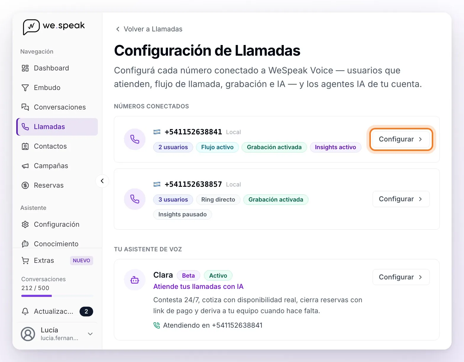 La página Configuración de Llamadas: los números conectados con sus chips (usuarios, flujo, grabación e Insights) y el botón Configurar señalado, y la sección Tu asistente de voz con la tarjeta del asistente