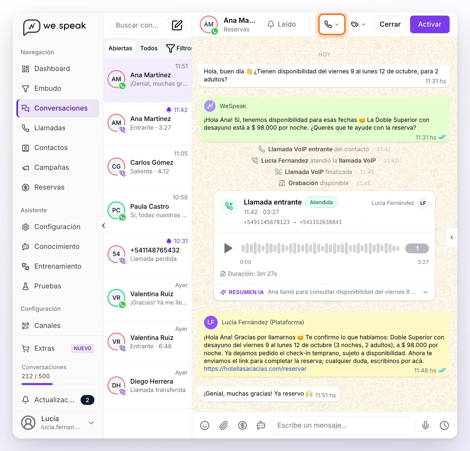 Conversaciones con la lista de conversaciones, donde las filas del canal Llamadas muestran Entrante, Saliente, Llamada perdida o Llamada transferida, y el chat de WhatsApp de una huésped con la llamada intercalada entre los mensajes, su grabación, el Resumen IA y el botón Llamar del encabezado