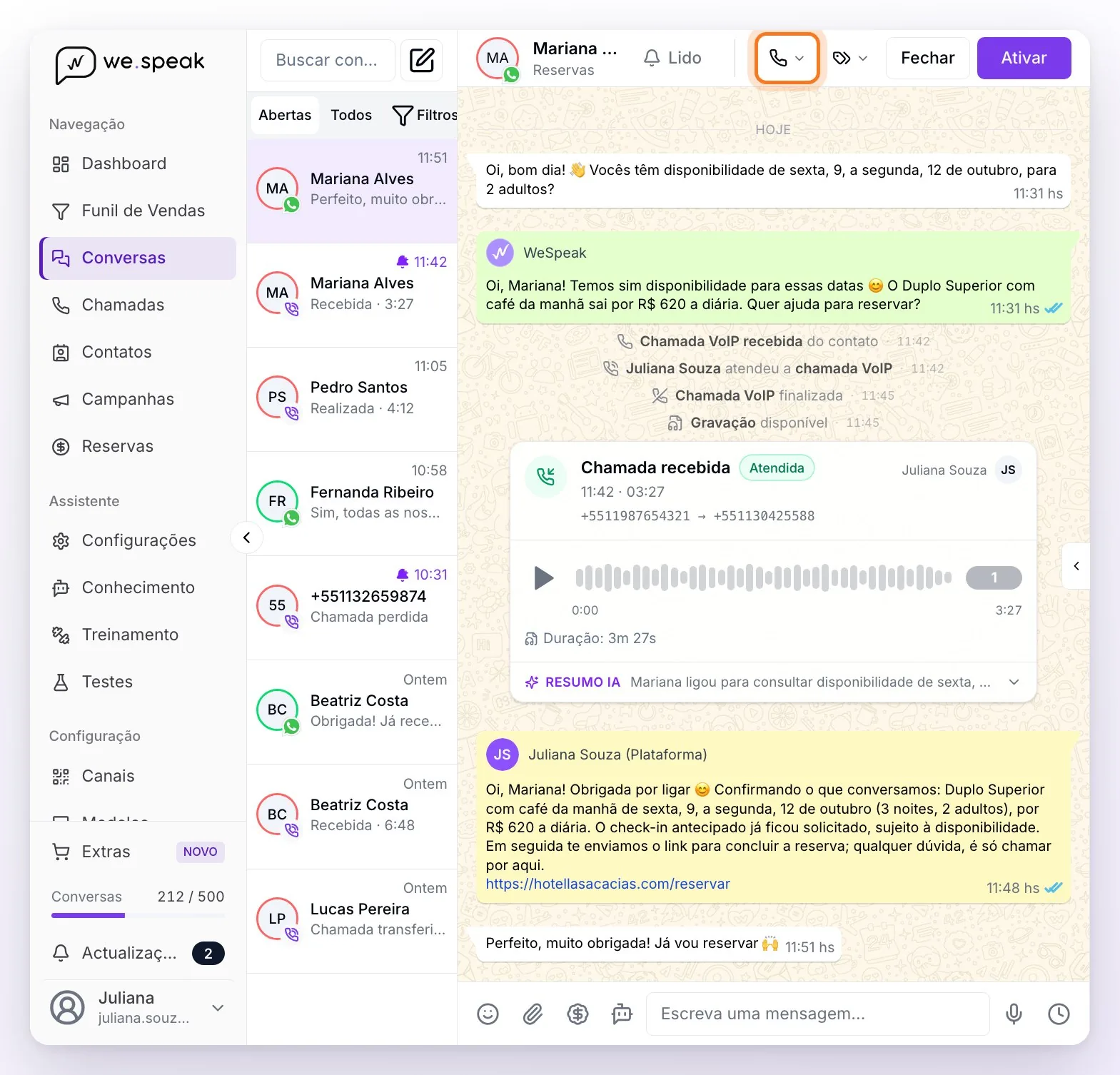 Conversas com a lista de conversas, em que as linhas do canal Chamadas mostram Recebida, Realizada, Chamada perdida ou Chamada transferida, e o chat de WhatsApp de uma hóspede com a chamada intercalada entre as mensagens, a gravação, o Resumo IA e o botão Ligar do cabeçalho